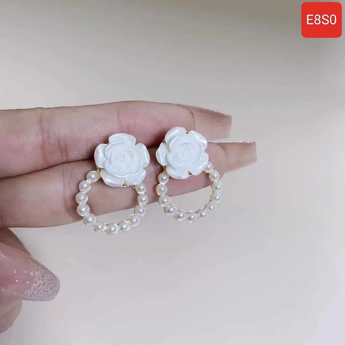 White Rose Round Pearl Earrings E11  Materials : Alloy & Resin  60TK MOQ-3  55TK MOQ-12