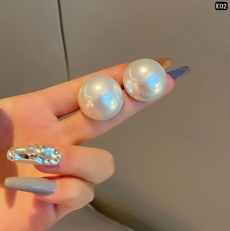 Half Moon Big Pearl Earrings - slide 2