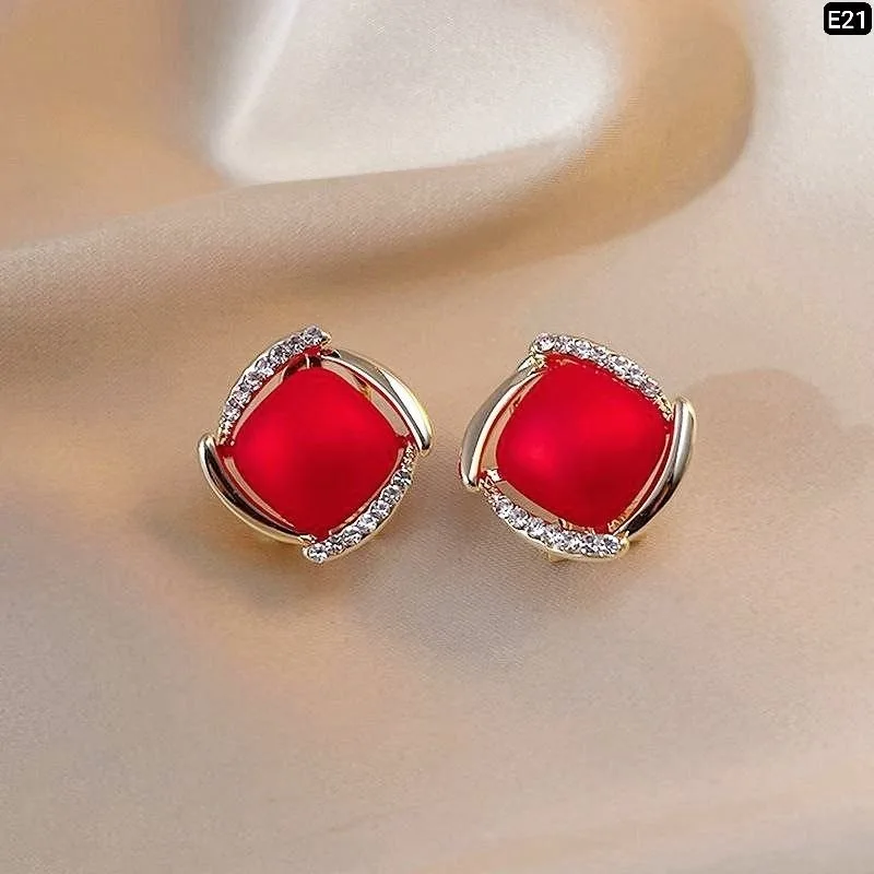 Centre Big Pearl Red Earring - slide 2