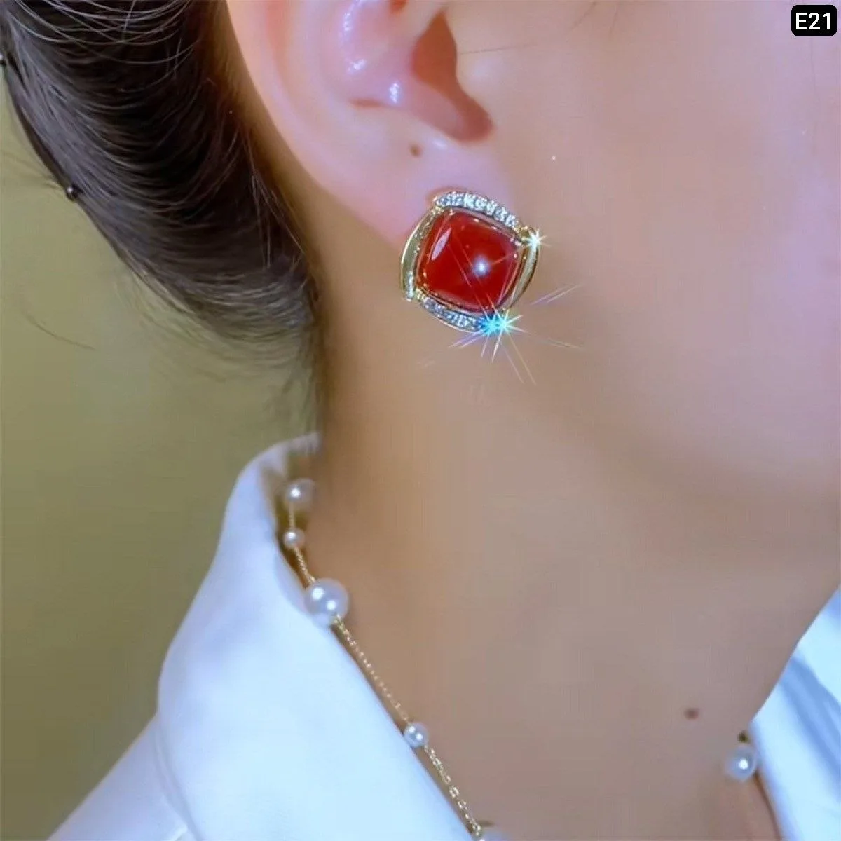 Centre Big Pearl Red Earring - slide 3
