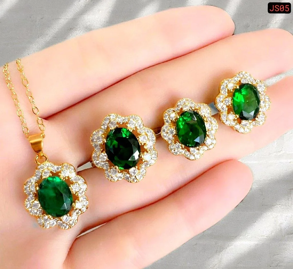 Green Stone Round Jewellery Set - slide 2
